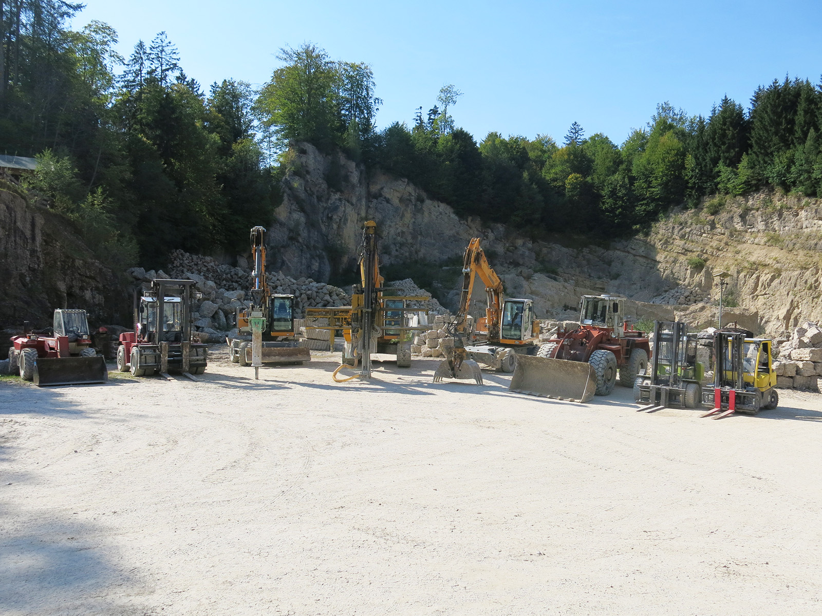 Maschinenpark im Nagelfluhsteinbruch in Brannenburg